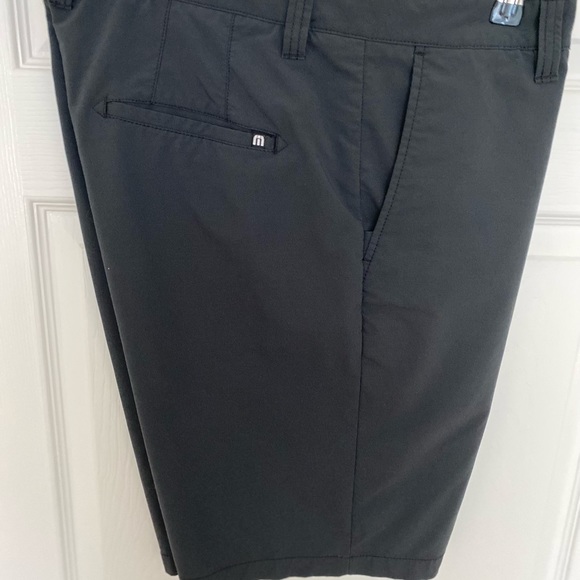 Travis Mathew Shorts Size 36 Like New - Picture 2 of 4